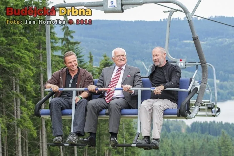 Starosta Lipna Zdeněk Zídek (na snímku zcela vlevo) vedle prezidenta republiky Václava Klause