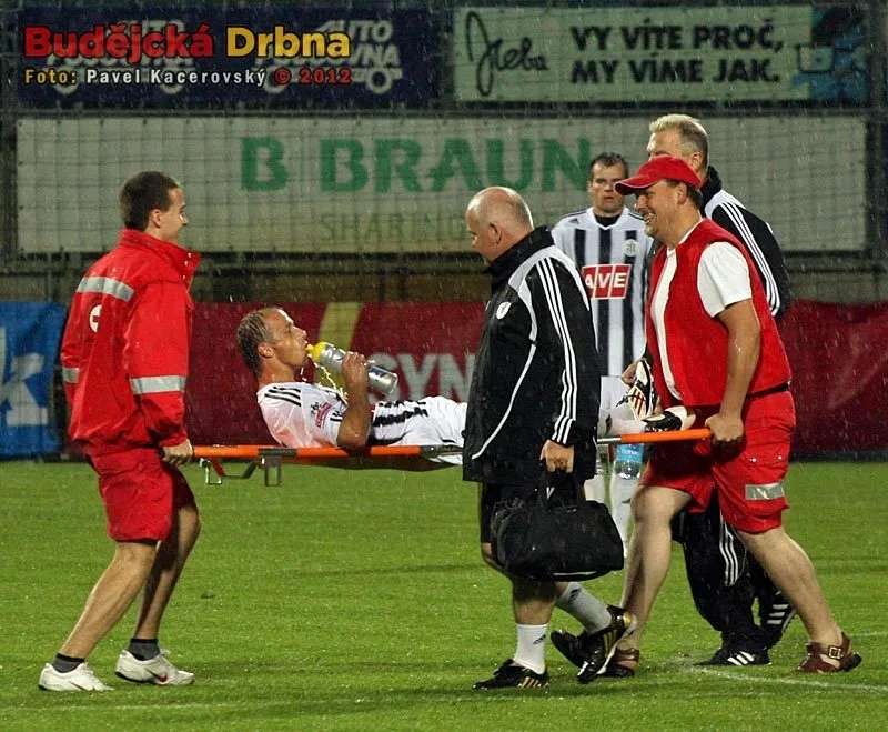 Autor jediné branky zápasu Rudolf Otepka zamířil na nosítkách přímo do šatny