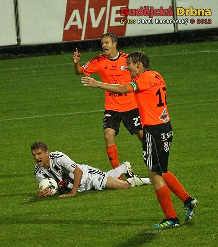 Filip Rýdel se dožaduje penalty, Janotka (v pozadí) a viník Škerle jsou opačného názoru