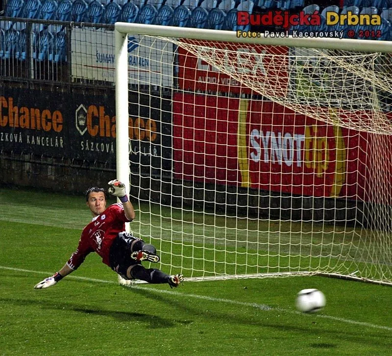 Olomoucký gólman Martin Šustr směr Otepkovy penalty nevystihl