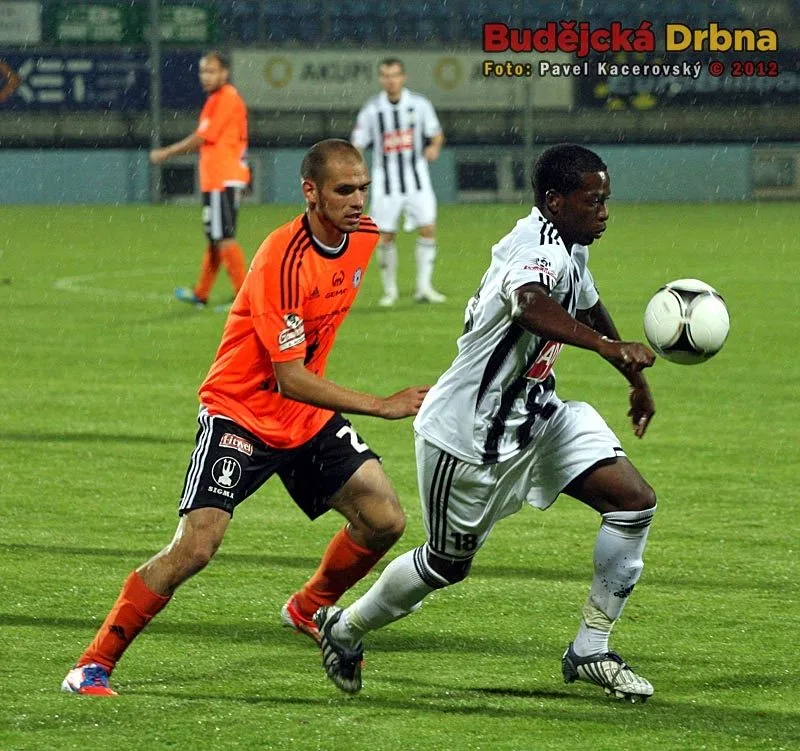 Střídající Fernando Tobias Hudson před Michalem Vepřekem