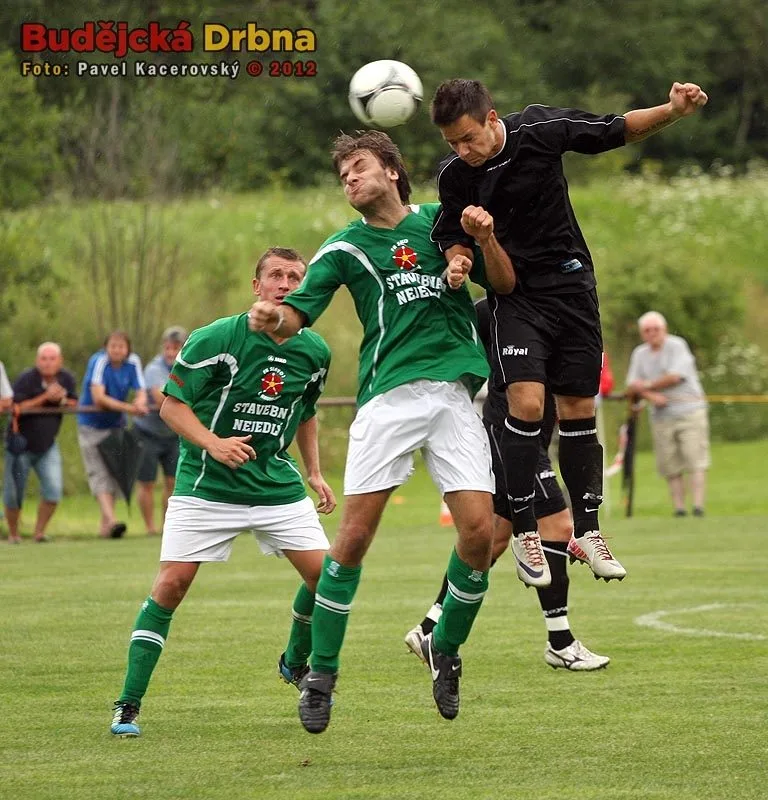 Jakub Kabele v hlavičkovém souboji s Michalem Klivandou
