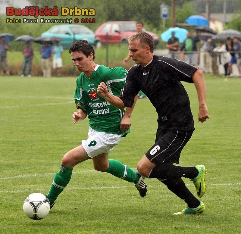 Nejlepší hráč Slavoje Václav Novák v souboji s Františkem Němcem