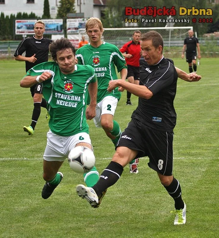 S Petrem Benátem (na snímku vpravo, stíhá jej Michal Klivanda) sice Dynamo v nové sezoně nepočítá, přesto se v dresu farmy blýskl dvěma brankami
