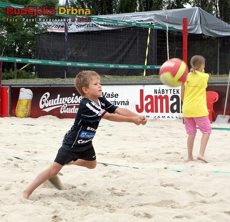 Děti se můžou o prázdninách vyřádit na beachvolejbalových kurtech