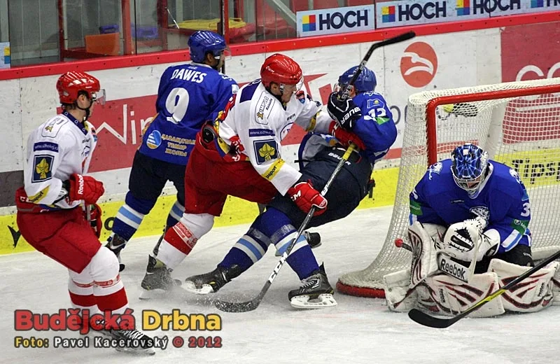 Důrazný Robin Soudek posílá k zemi Schemelina