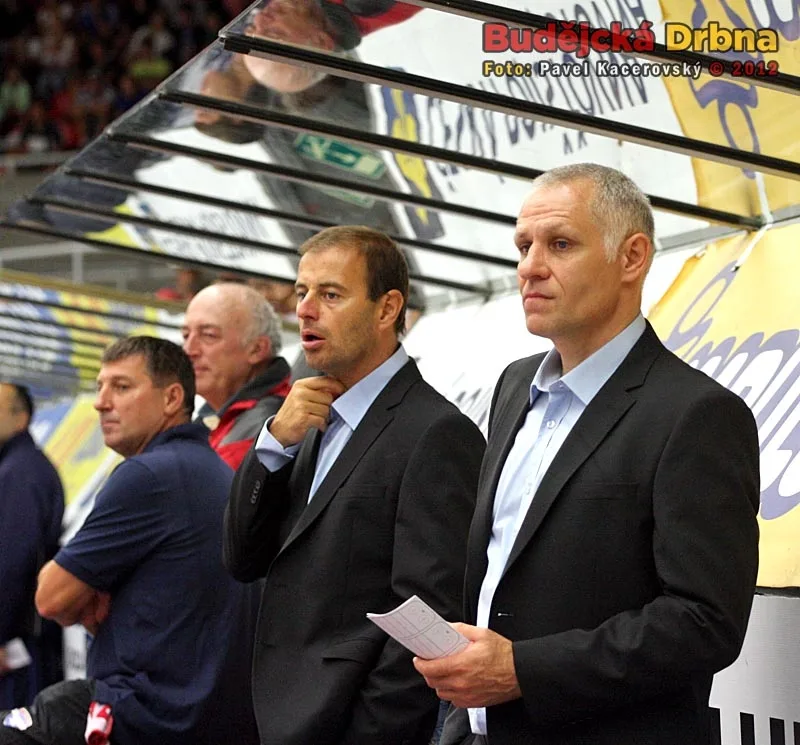Trenérské duo Mountfieldu Peter Draisaitl (v popředí) a Radek Bělohlav