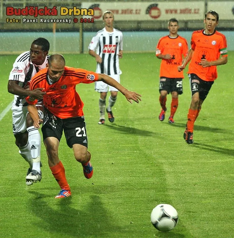 Fernando Tobias Hudson bojuje o míč s Michalem Vepřekem