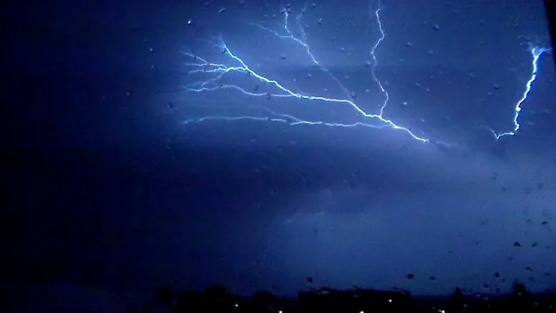 Blesk nad nočními Budějcemi. Foto Daniel Najer