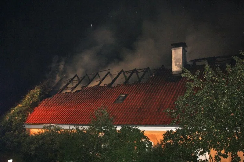 Obytná část Parku exotických zvířat Dvorec při požáru