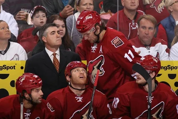 Asistent kapitána Coyotes Martin Hanzal s trenérem Phoenixu Davem Tippettem