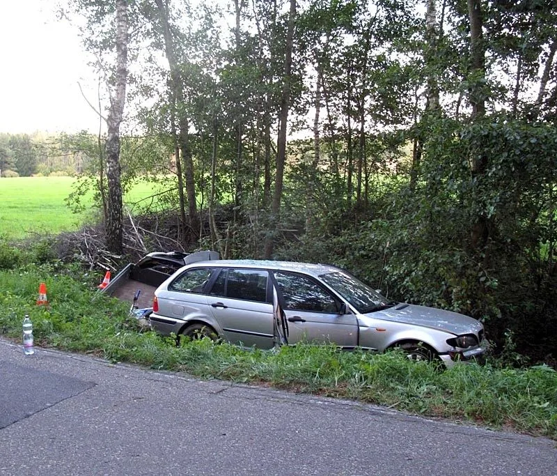 Havarované BMW 320D s přívěsem nedaleko Ledenic