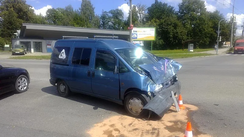 Pondělní střet sanitního vozu Zdravotnické záchranné služby Jihočeského kraje s osobním vozem fiat si vyžádal pět zraněných