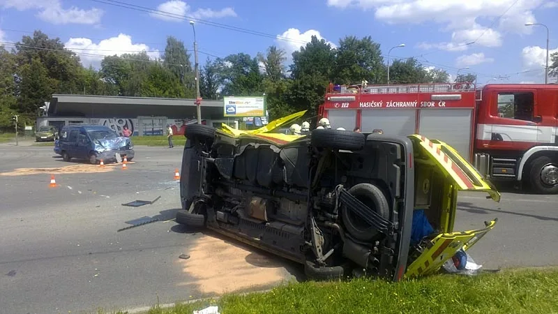 Pondělní střet sanitního vozu Zdravotnické záchranné služby Jihočeského kraje s osobním vozem fiat si vyžádal pět zraněných