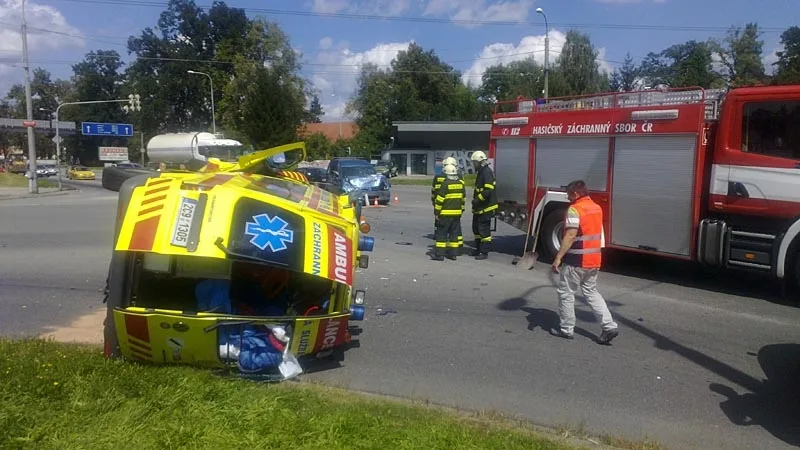 Pondělní střet sanitního vozu Zdravotnické záchranné služby Jihočeského kraje s osobním vozem fiat si vyžádal pět zraněných