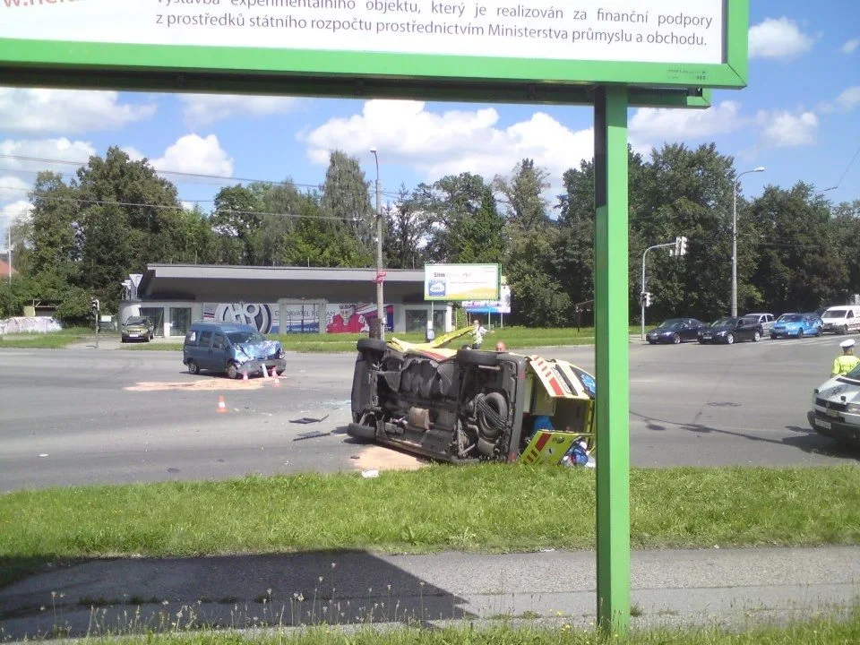 Pondělní střet sanitního vozu Zdravotnické záchranné služby Jihočeského kraje s osobním vozem fiat si vyžádal pět zraněných. Foto Dana Kabelová