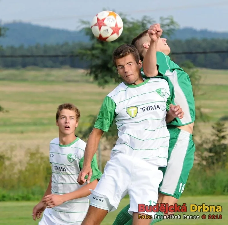 Čížovský Jindřich v hlavičkovém souboji s Průchou (Čížová - Roudné 2:1)