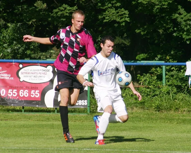 Dubský uniká Jonášovi (Hluboká - Rudolfov 1:1), foto Milan Šíma, www.jihoceskyfotbal.cz
