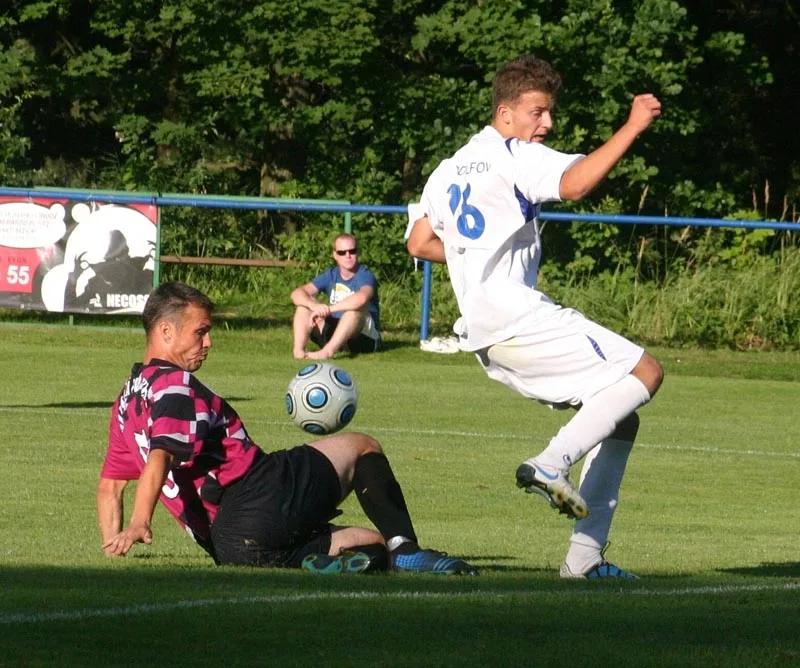 Dušan Vácha v souboji s rudolfovským Baštou (Hluboká - Rudolfov 1:1), foto Milan Šíma, www.jihoceskyfotbal.cz
