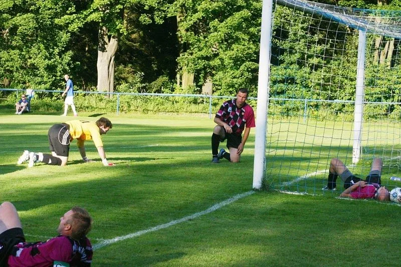 Hluboká Rudolfovským gól doslova darovala. Dušan Vácha (klečí) si dal vlastence (Hluboká - Rudolfov 1:1), foto Milan Šíma, www.jihoceskyfotbal.cz