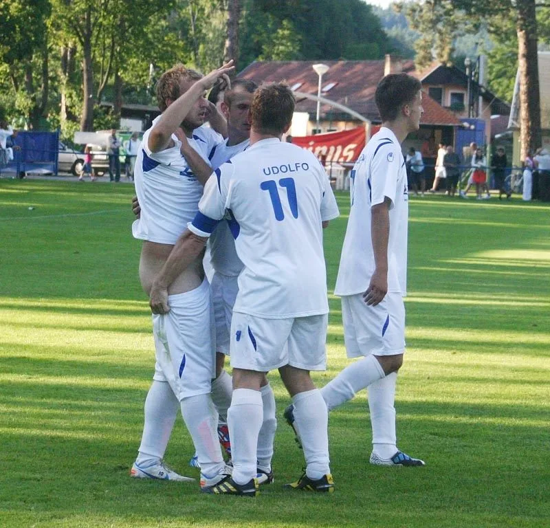 Netradiční radost Miroslava Novotného (Hluboká - Rudolfov 1:1), foto Milan Šíma, www.jihoceskyfotbal.cz