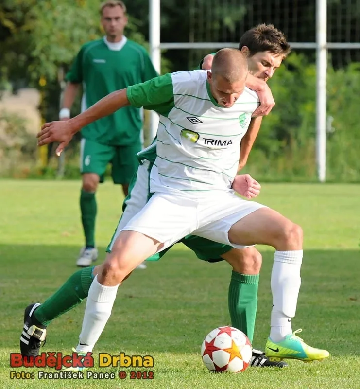 Píša brání míč před Rabousem (Čížová - Roudné 2:1)