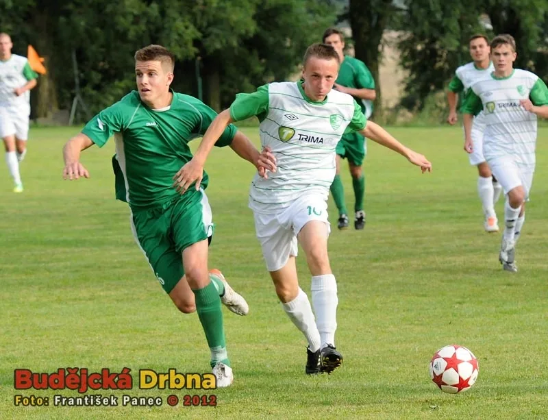 Souboj Petra Jindřicha (vlevo) a Patrika Kössla (Čížová - Roudné 2:1)