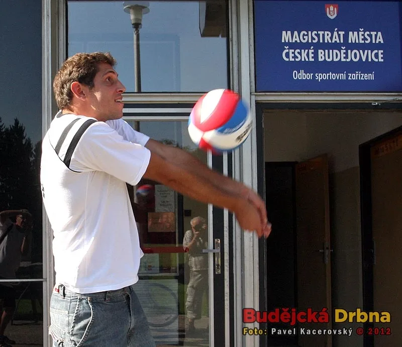 Nová posila Jihočechů si před budějckou Sportovní halou vyzkoušela už i místní balon