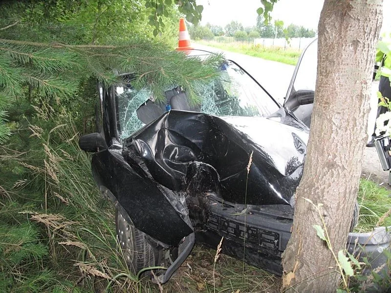 Následky vážné nehody Opelu Corsa u Borovan