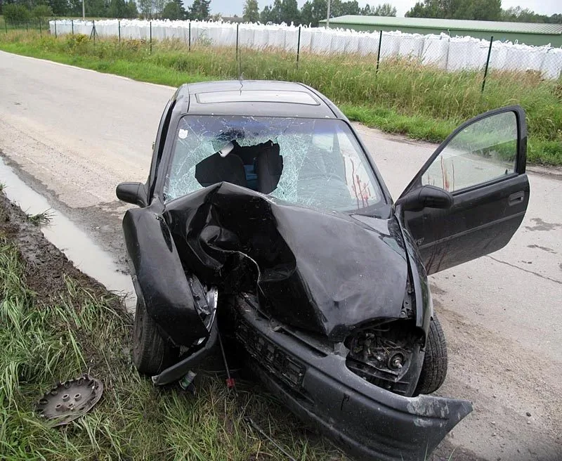 Následky vážné nehody Opelu Corsa u Borovan