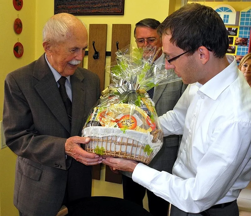 Josef Tolar se o víkendu dožil sta let. K významnému jubileu mu gratuluje náměstek primátora Petr Podhola