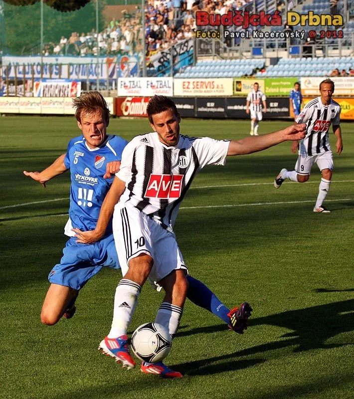 Zavři oči a vystřel! Michal Klesa pálí, skluzem se ho snaží zastavit střelec prvního gólu Baníku Petr Mach