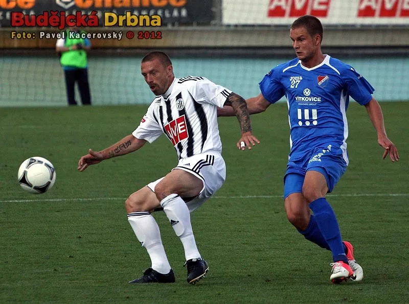 Útočník Baníku Dominik Kraut dotírá na Tomáše Řepku
