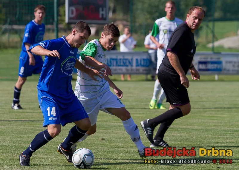 Havelka se snaží zastavit Komárka, přihlíží sudí Řezáč
