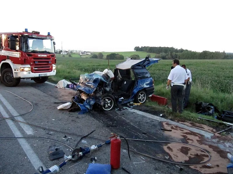 Při tragické nehodě mezi Velešínem a Netřebicemi zahynuli tři lidé