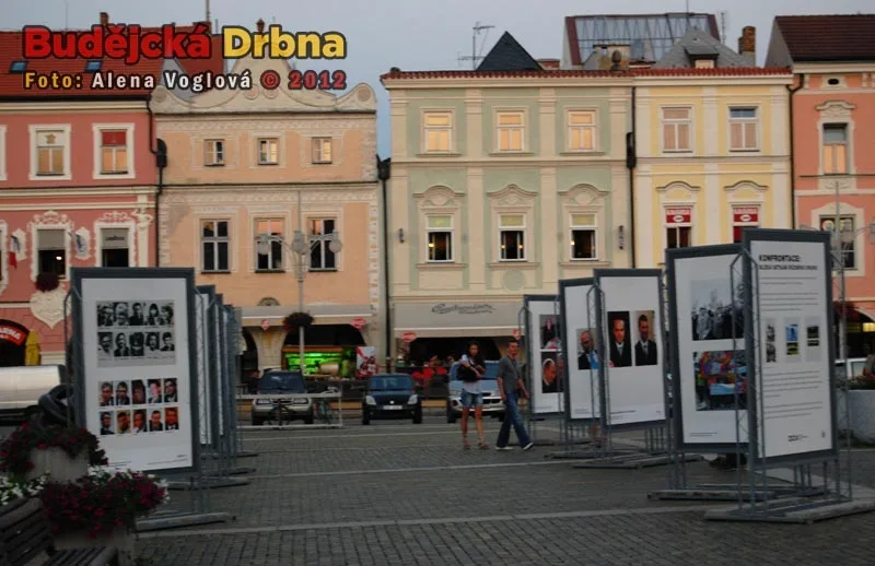 Mezi panely neustále korzují lidé