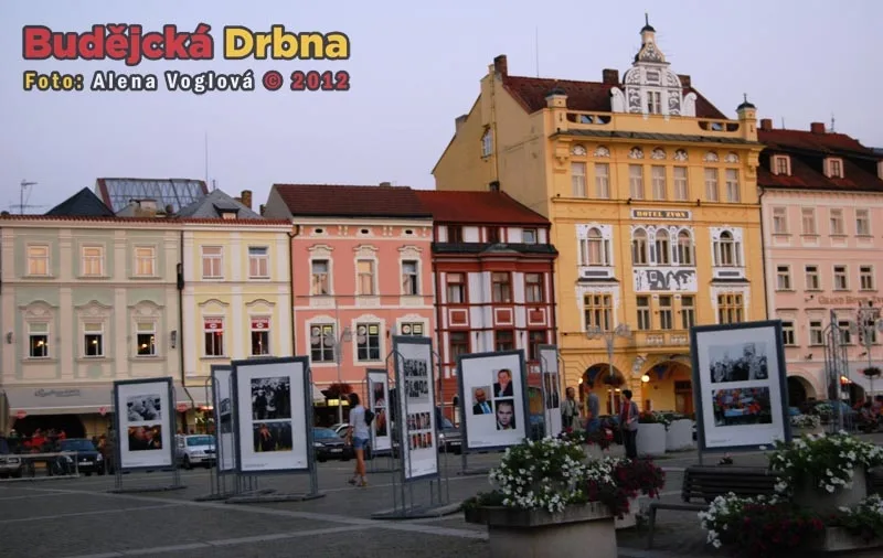 Osmnáct panelů je rozestavěno po náměstí