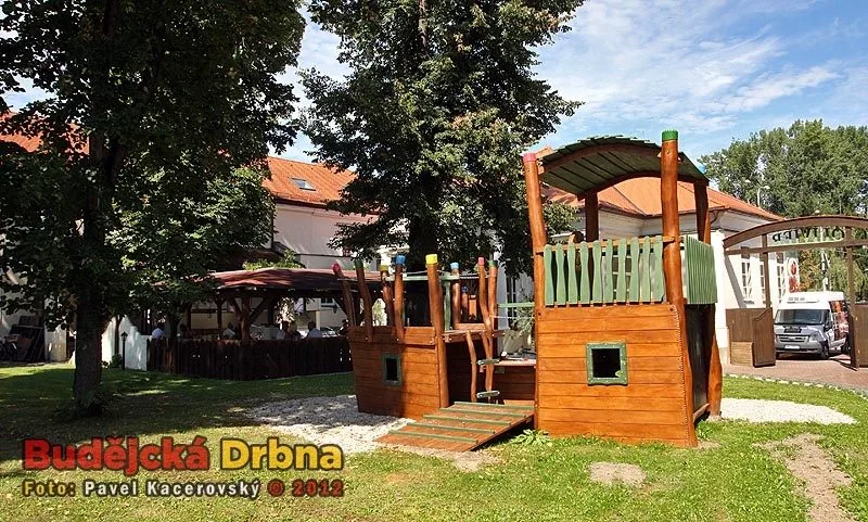 Na zahradě restaurace na Husově třídě se zabaví i její nejmenší návštěvníci