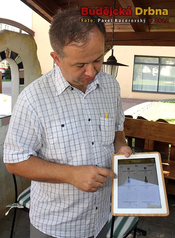 Spolumajitel resturace Daniel Jírovec předvádí, co všechno budou zákazníci moci dělat na iPadu