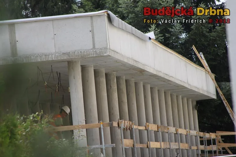 V areálu Základní školy Grünwaldova roste nový pavilon šaten