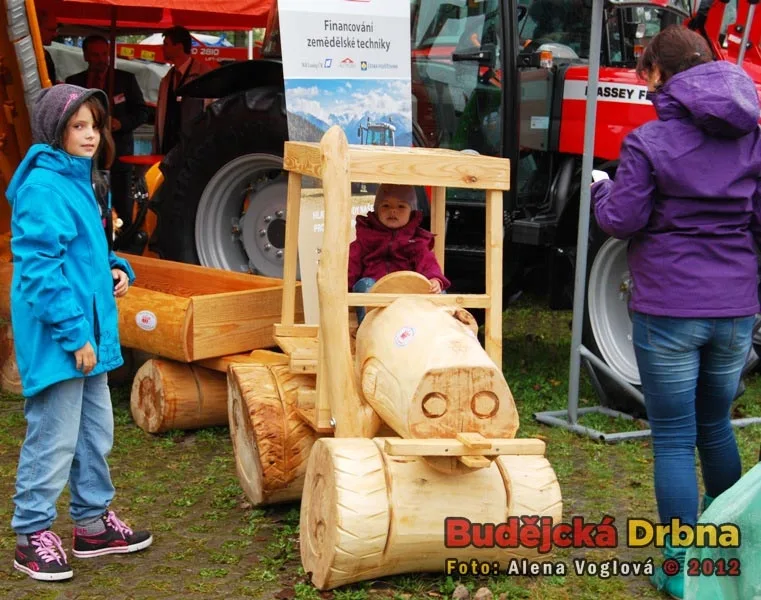 Dřevěný traktor se stal oblíbenou dětskou atrakcí
