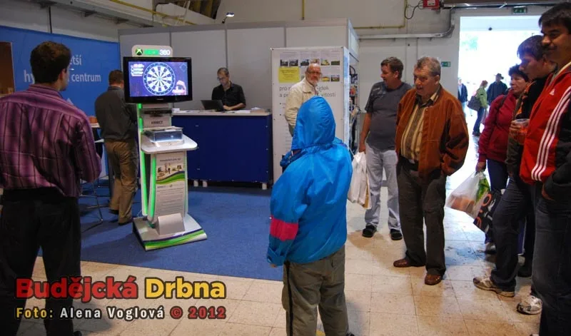 Malí i velcí se zabavili na šipkách bez šipek