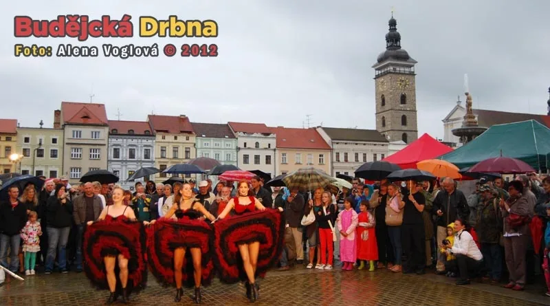 Kankánové tanečnice rozpálily publikum i v chladném počasí