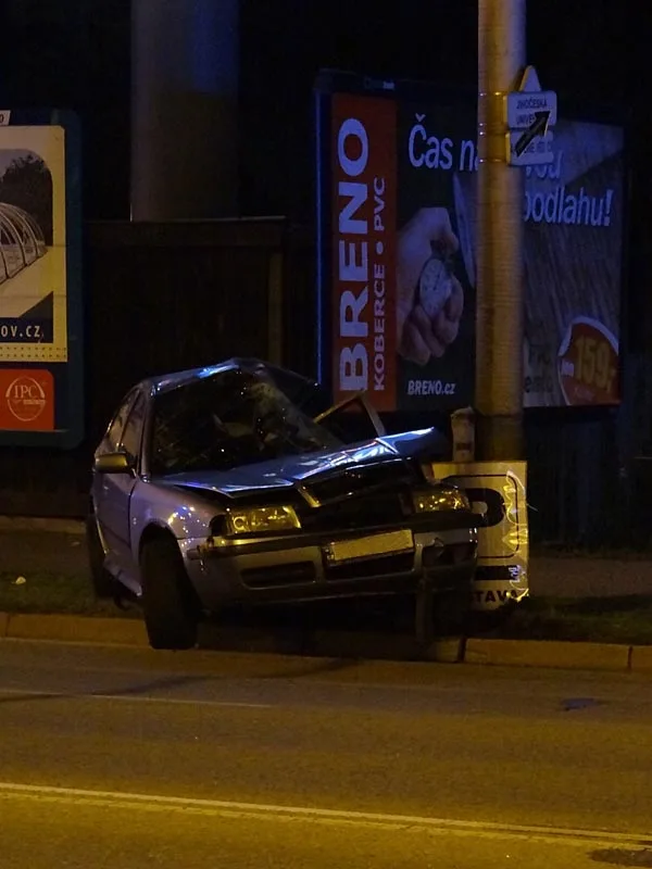Škoda Octavia narazila u Výstaviště do sloupu veřejného osvětlení, zranilo se pět lidí