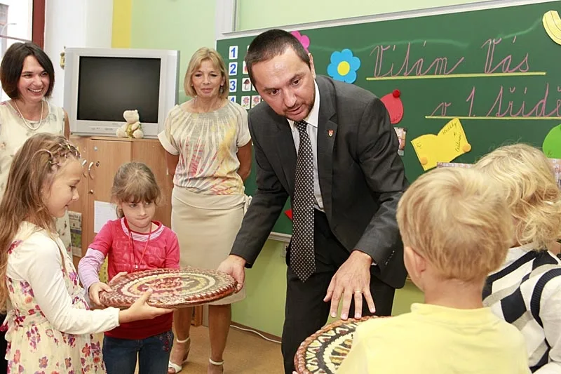 Juraj Thoma mezi prvňáčky na Základní škole Dukelská