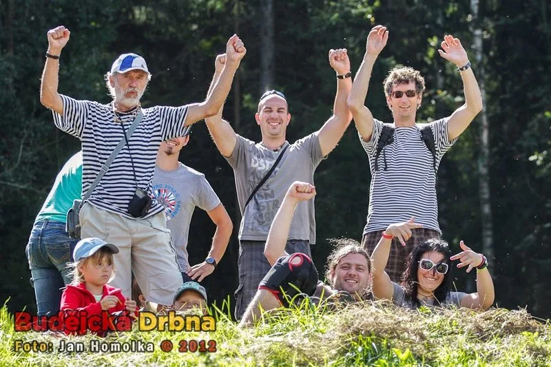 Fanoušci na břehu