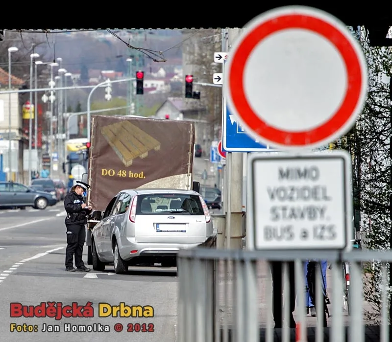 Jedna z kontrol městské policie pod viaduktem na Rudolfovské