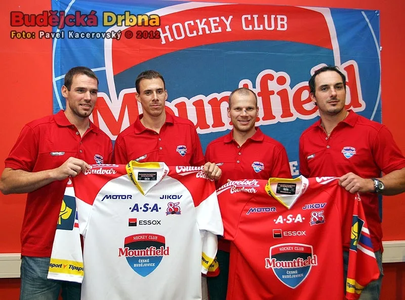 Kapitán Jiří Šimánek (druhý zleva) se svými asistenty Františkem Ptáčkem, René Vydareným a útočníkem Alešem Kotalíkem představují nové dresy HC Mountfield