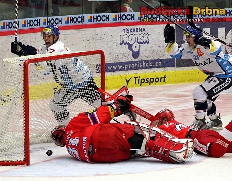 Pátý gól Vítkovic vstřelil šest a půl minuty před koncem Petr Strapáč (vlevo), spolu s ním se raduje Ondřej Šedivý