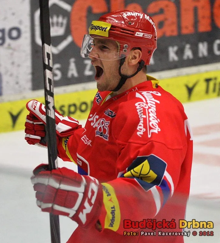 Rastislav Dej se raduje ze svého premiérového extraligového gólu v dresu Mountfieldu